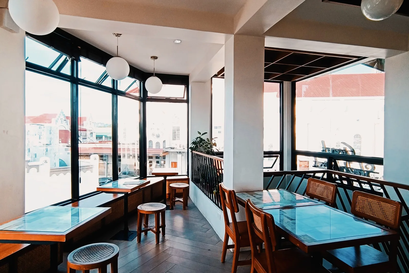 Geniş pencereli aydınlık bir kafe salonu